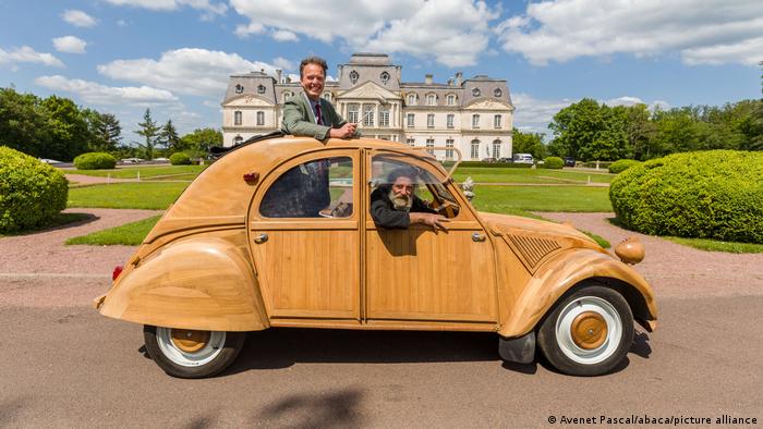Subastan en 210.000 euros un Citroen 2CV hecho de madera