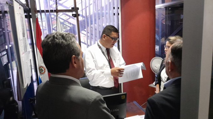 Presentan denuncia para investigar supuestos chats entre agente y abogado de Cartes