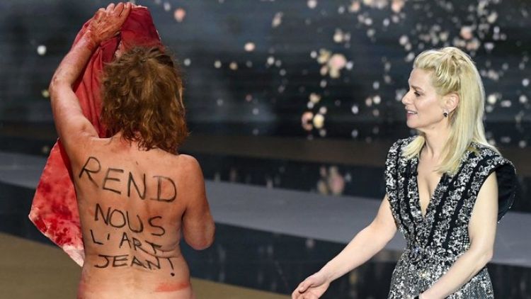 Una actriz se desnuda durante los scar franceses para protestar contra el cierre de espacios culturales