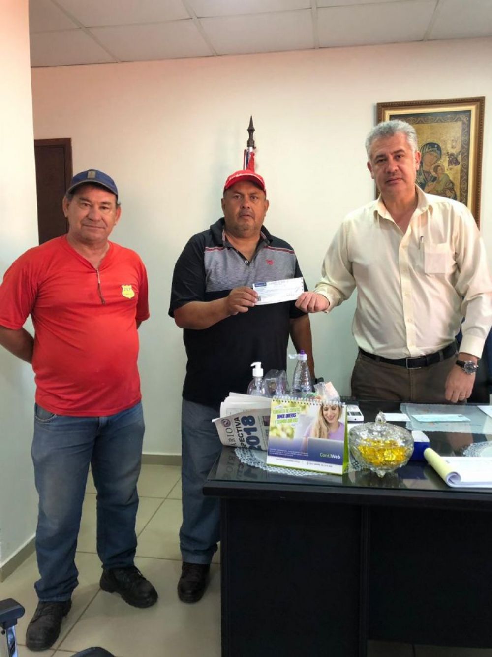 Intendente entregó millonario aporte a bomberos de Pedro Juan Caballero