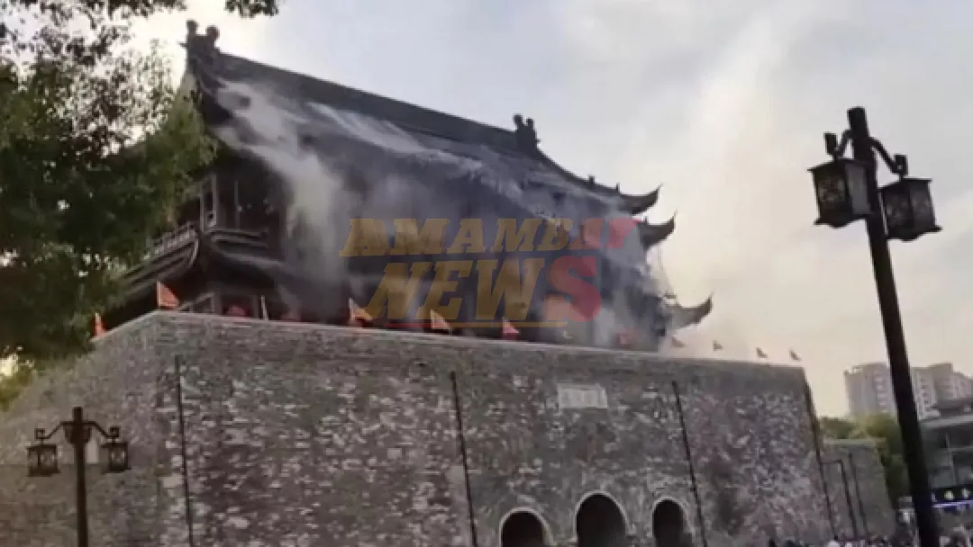 Colapsa torre histórica en China tras millonaria restauración