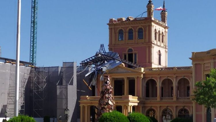 Retiro de chapas deja ver los daños que sufrió el histórico Palacio de López