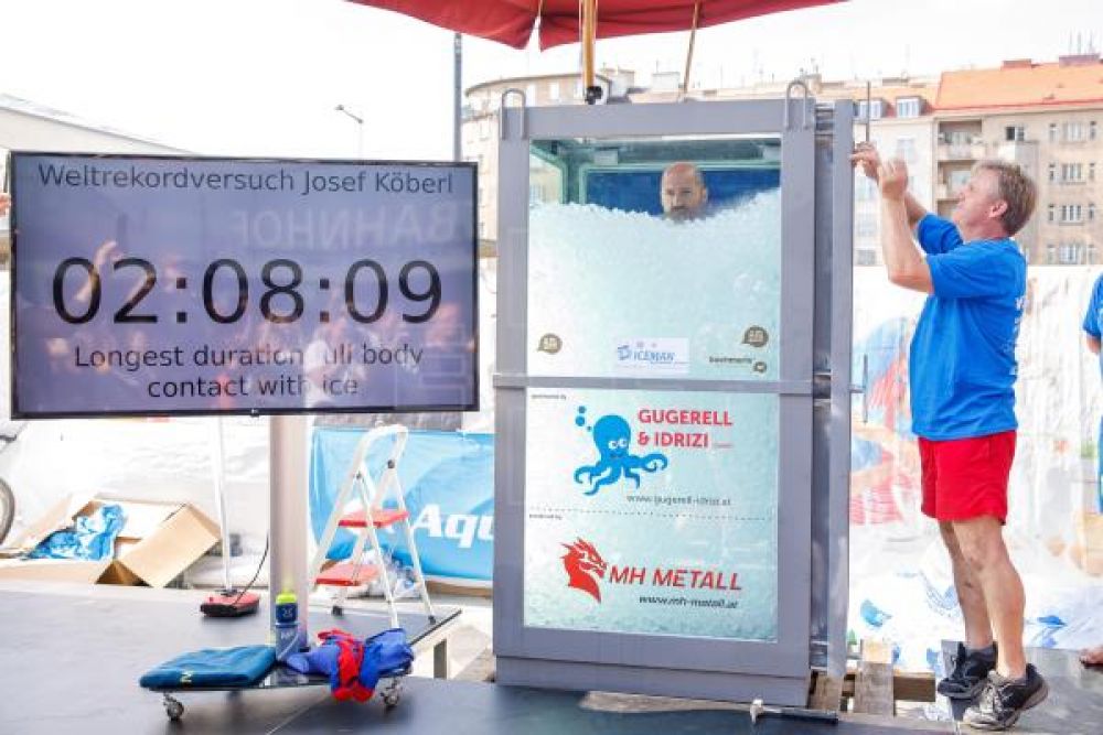 Un austríaco bate el récord mundial dentro de una cabina llena de cubos de hielo