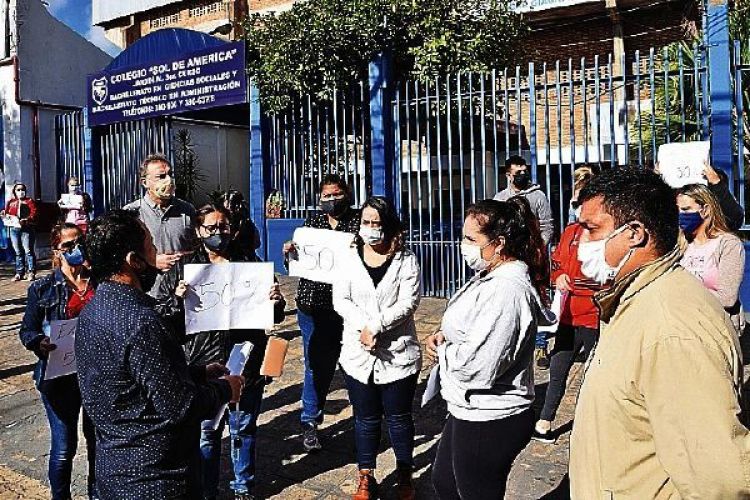Mientras unos colegios niegan rebaja, otros acceden y atraen más alumnos
