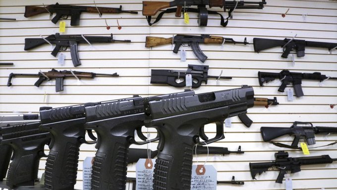Biden firma una orden ejecutiva para endurecer el acceso a las armas de fuego