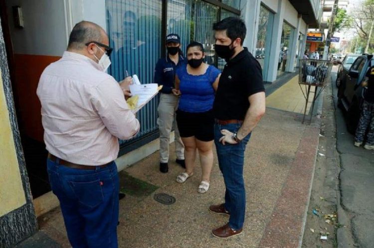 Fiscalía detiene a funcionaria judicial recibiendo supuesta coima en Villarica