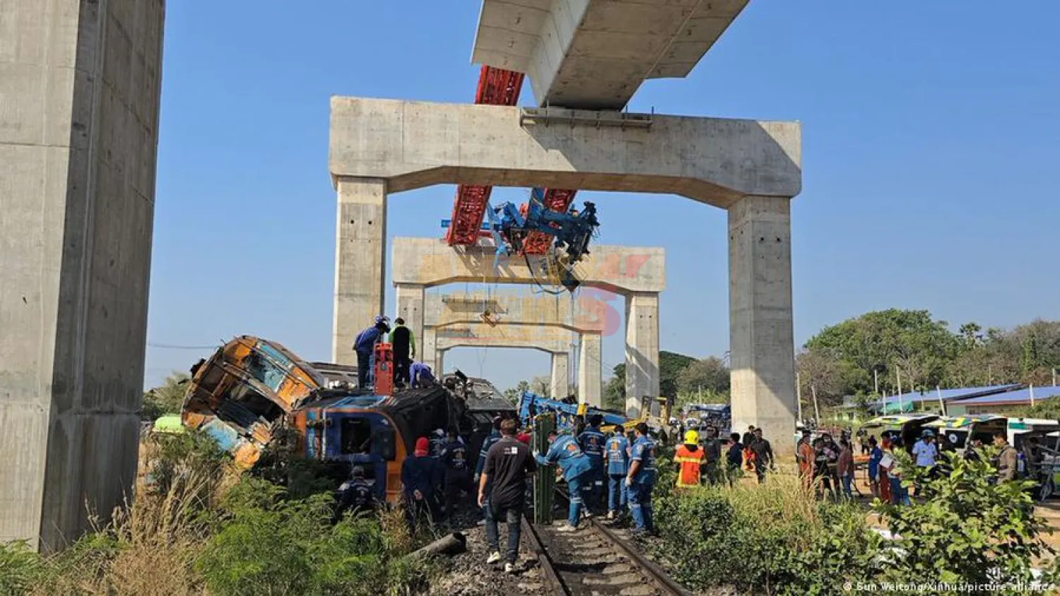 Al menos 22 muertos al caer grúa sobre tren en Tailandia