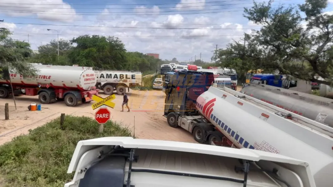 Hay 500 camiones bolivianos varados en Paraguay por falta de pago