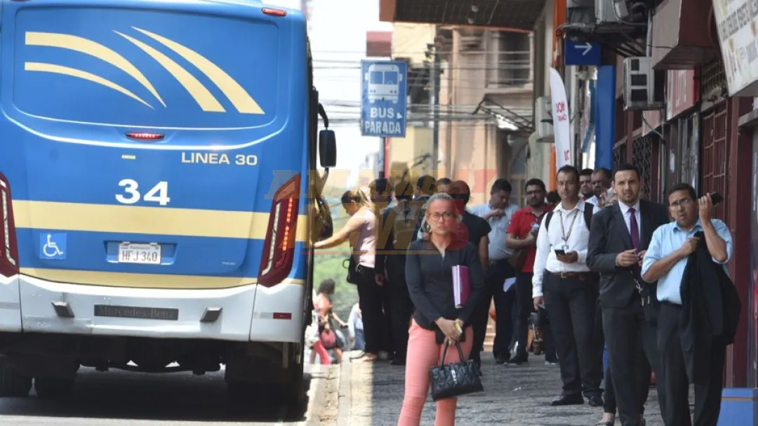 Tripartita: Autoridades convocan a choferes para evitar huelga general
