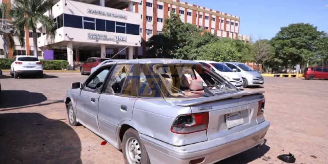 Iracundo motociclista destrozó vehículo en estacionamiento del Hospital de Clínicas
