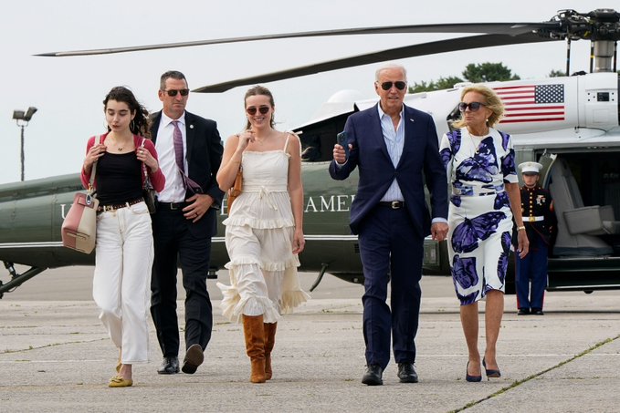 Biden reúne a su familia para sesión de fotos en medio de críticas tras debate