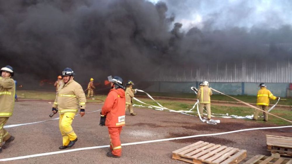 Incendio sigue incontrolable tras caída de helicóptero