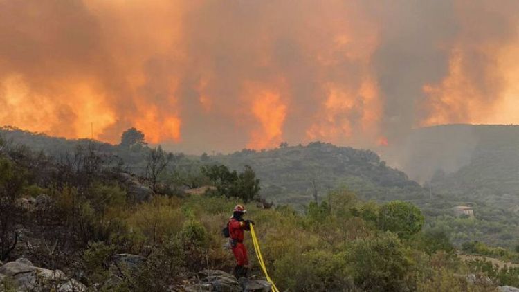 Los incendios engullen sin tregua miles de hectáreas en España
