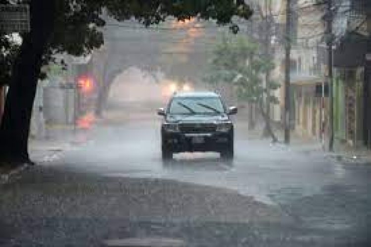 Jueves con tormentas y ráfagas de viento de hasta 120 km/h