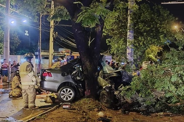 Dos fallecidos en violento choque en Asunción