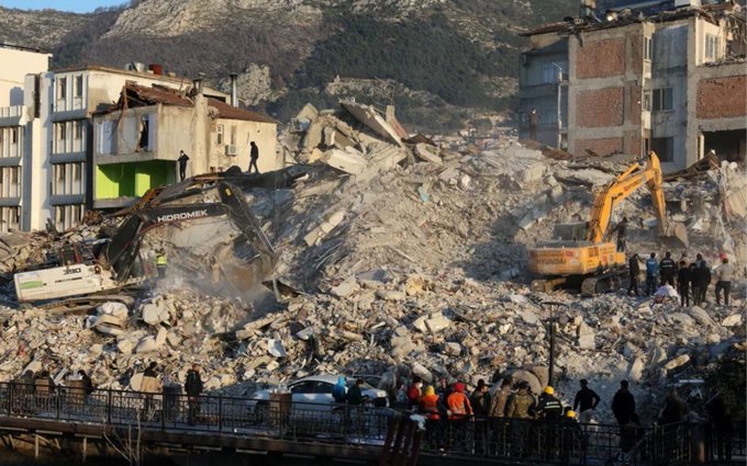 Se elevan a más de 50 mil los muertos por el terremoto en Turquía y Siria