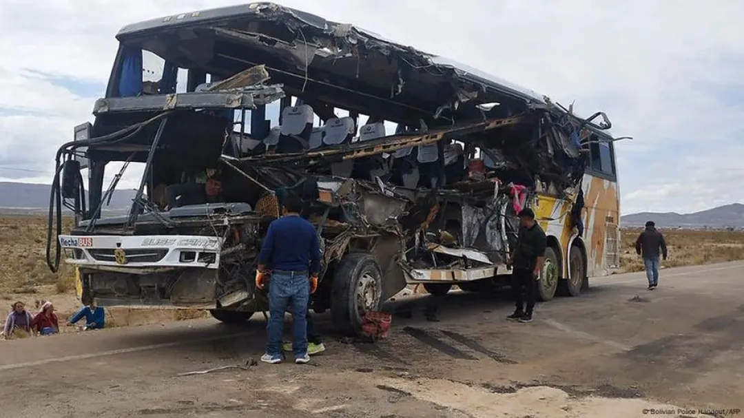 Casi 40 personas mueren en choque entre autobuses en Bolivia