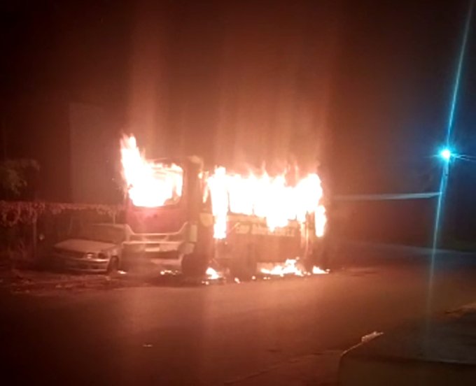 Desconocidos queman bus chatarra que había ocasionado accidente fatal