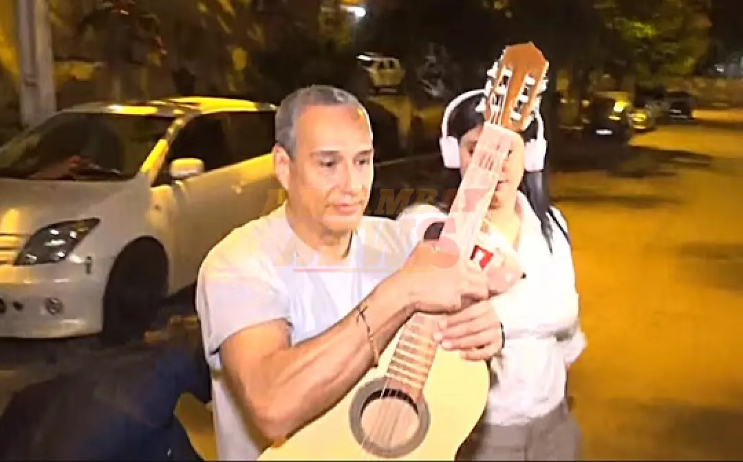 Con una guitarra en las manos, Hugo Javier salió de Tacumbú sin dar declaraciones