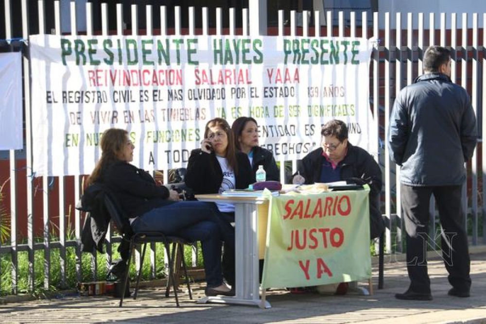 Atenderán solo casos urgentes durante huelga en el Registro Civil