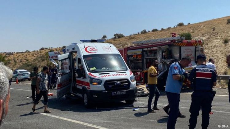 Tragedia en Turquía: bus choca con ambulancia y deja 16 muertos