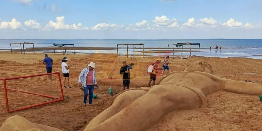 Imponente escultura en arena de Cristo en Carmen del Paraná