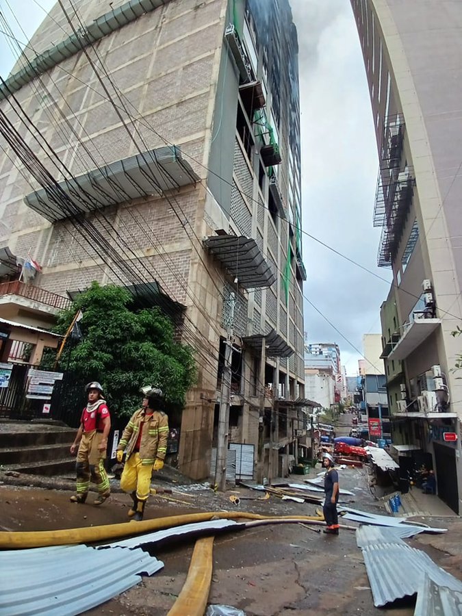 Bomberos extinguen en su totalidad incendio en edificio de CDE