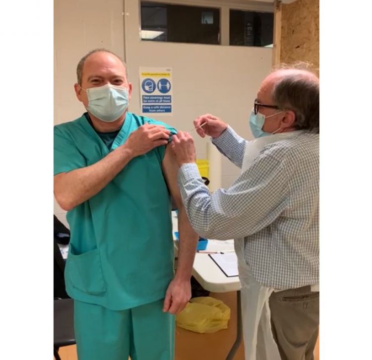El pedido de un médico compatriota residente en Inglaterra tras aplicarse vacuna contra COVID-19