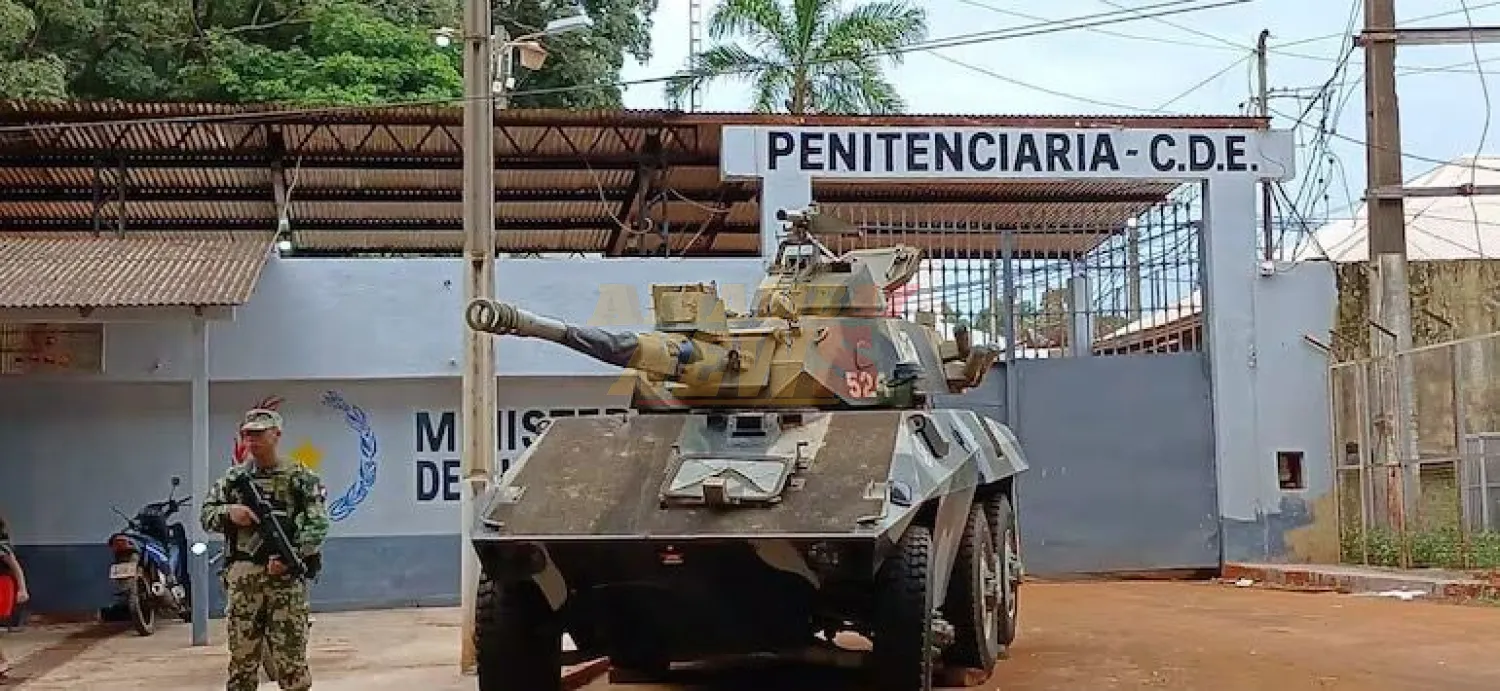 Tras intento de fuga, interno del penal de CDE cayó del techo y resultó herido
