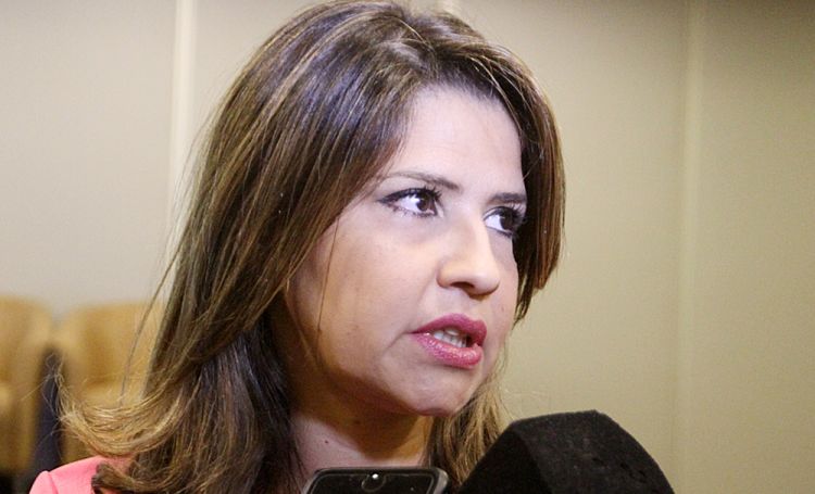 Ministra de Justicia recibió amenaza de funcionarios penitenciarios
