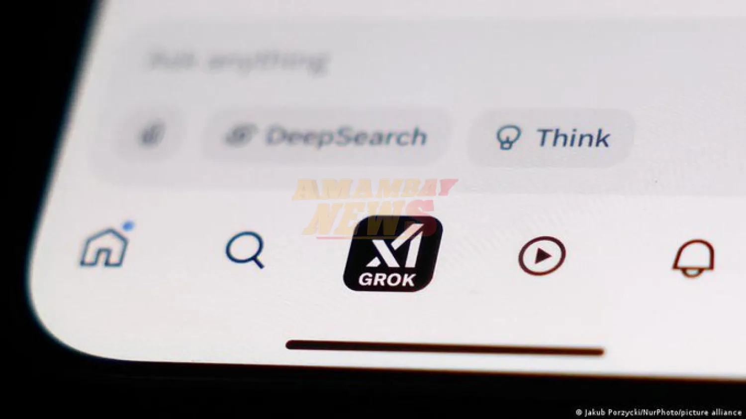 Indonesia bloquea Grok por imágenes pornográficas falsas
