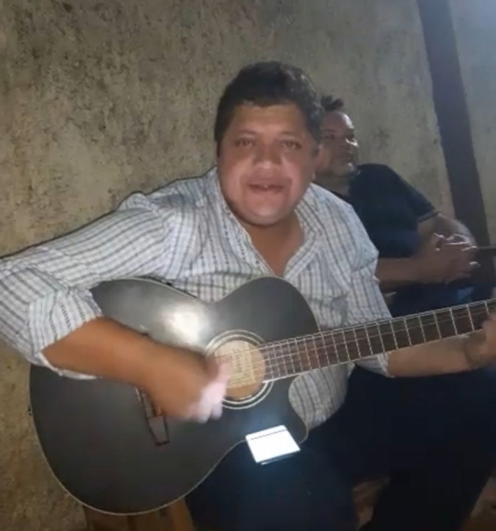 WhatsApp: Diputado Juancho Acosta canta suceso Caneta azul , azul caneta