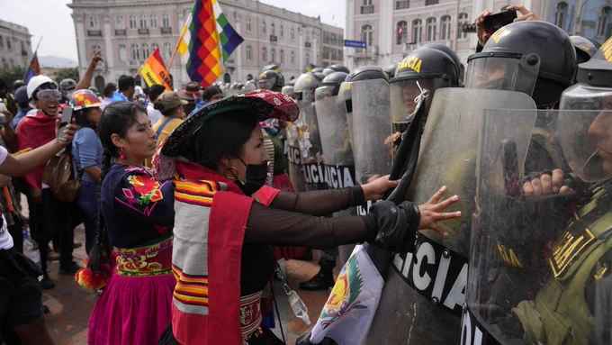 Policía peruana reprime por tercer día consecutivo protestas contra Dina Boluarte