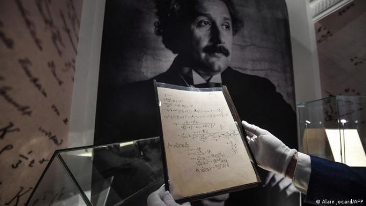 Subastan un raro manuscrito de Albert Einstein a precio récord