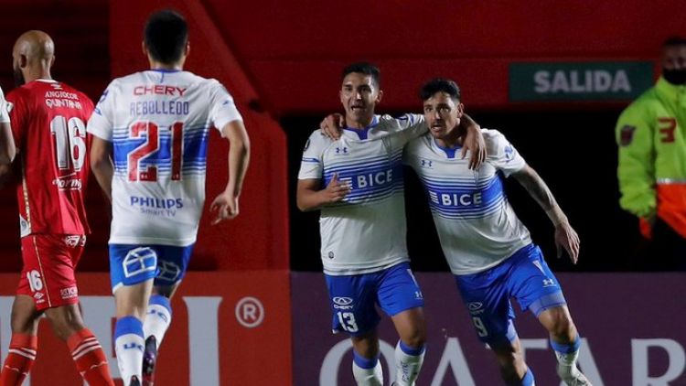 Universidad Católica gana a Argentinos y se mete en la pelea