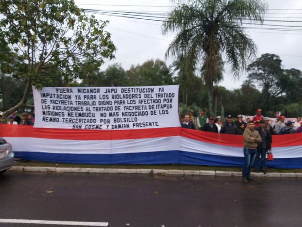 Itapuenses se manifiestan frente a Yacyretá contra Nicanor y por manejo de recursos