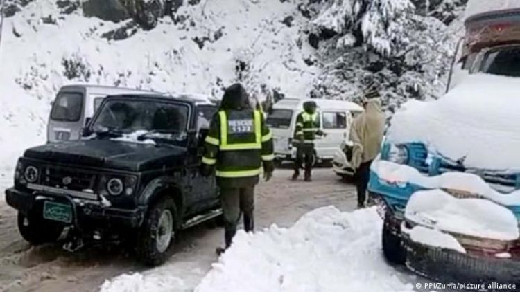 Turistas atrapados en tormenta de nieve mueren congelados en Pakistán
