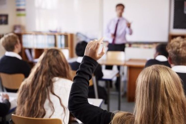 Tras protesta de compañeros, colegio readmite a alumnas desmatriculadas por su orientación sexual