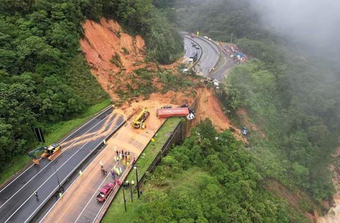 Buscan desaparecidos tras deslizamiento de tierras en Brasil