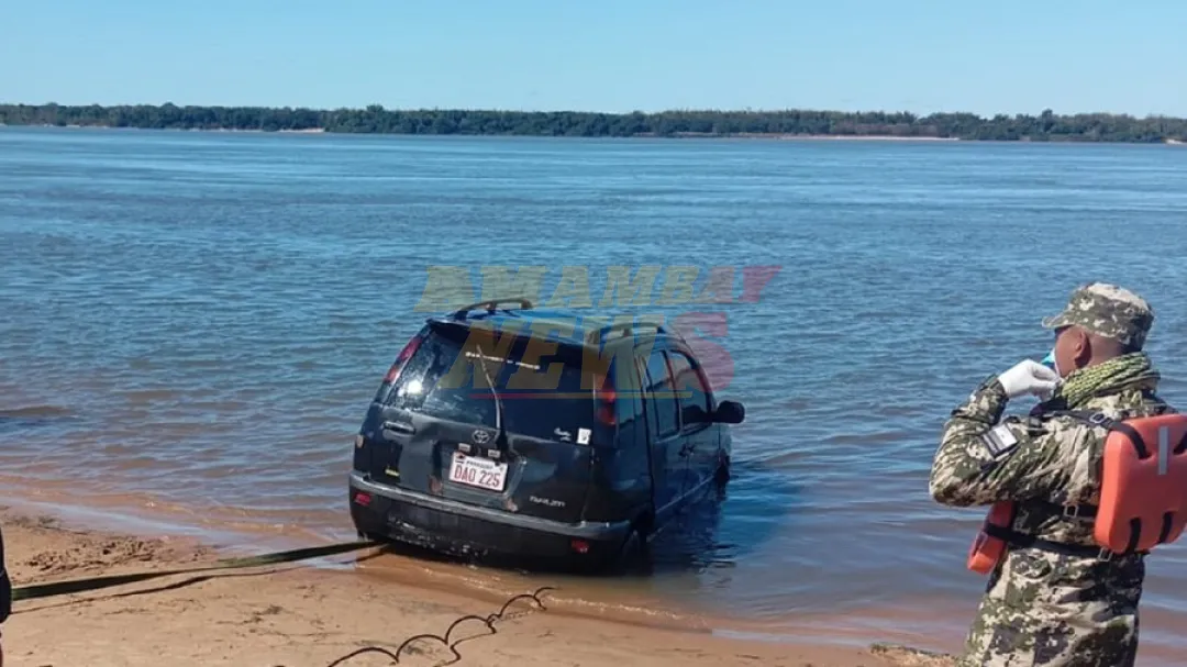 Ayolas: Hallan el cadáver de una mujer en un automóvil en el río Paraná y hay dos aprehendidos