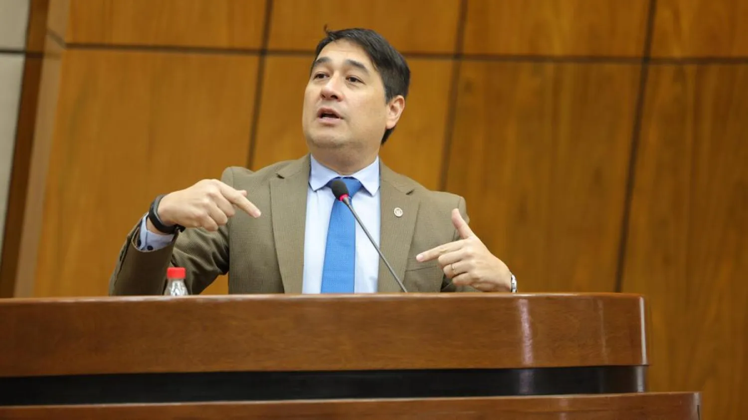 Nakayama: “La política nacional no puede empezar ni terminar con Horacio Cartes”