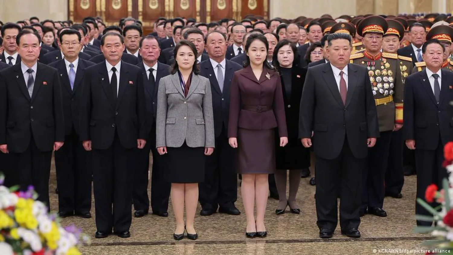 Hija de Kim en su primera visita pública a mausoleo familiar