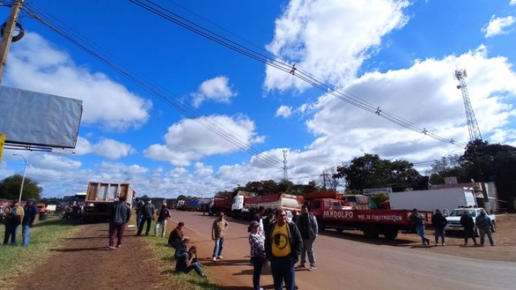 Camioneros se manifiestan con cierre intermitente de ruta en Alto Paraná
