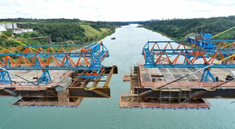 Faltan apenas 5 metros para unir el nuevo puente con Brasil
