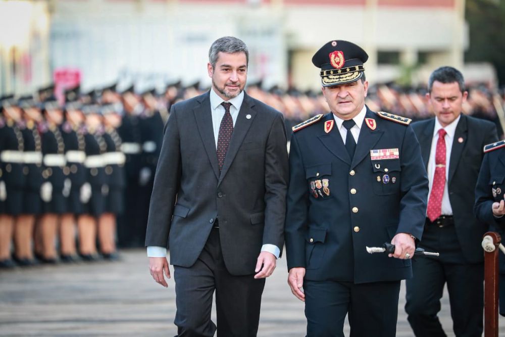 Presidente entregó bastones de mando a jefes policiales