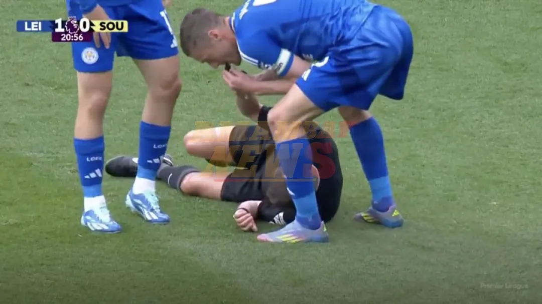 Jamie Vardy, delantero del Leicester, 'detiene' el partido al soplar el silbato en la mano del árbitro que estaba derribado