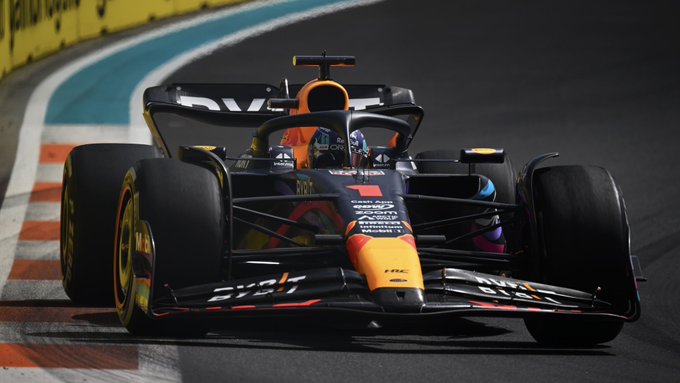 Max prevalece en Miami y Alonso anima el podio