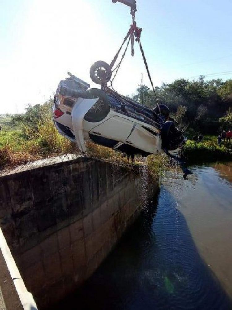 Vehículo cae al arroyo y fallecen tres personas en Paraguarí