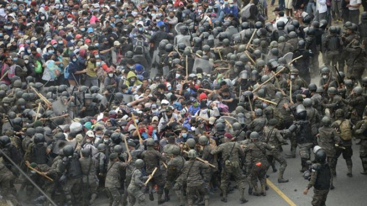 Guatemala frena caravana con gas lacrimógeno y palos