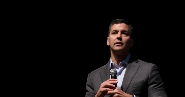 Santi confronta con petroleras y criptomineras que amenazan con retirar inversiones de Paraguay